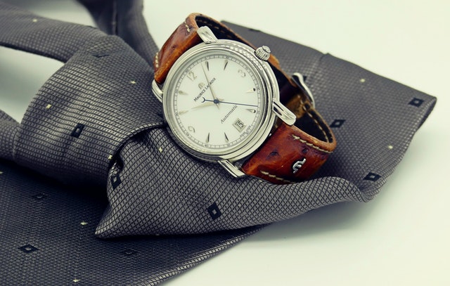 kravata a pánske hodinky